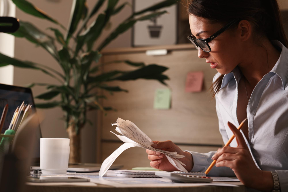 contabilista feminina calculando contas de impostos enquanto trabalhava em finanças no escritório